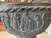 Detalj av døpefonten i Vinger kirke. Foto: Oskar Aanmoen (2025)