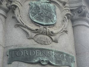Detalj fra Tordenskjoldstatuen i Oslo våpenskjold.jpg