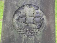 Seilskue som motiv på skipsreders gravminne (d. 1932), Vår Frelsers gravlund.