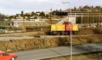 Diesellokomotiv Di.2.812. Tatt 1993 rett utenfor sporsperre på sidesporet fra Hovedbanen. I bakgrunnen Åråsen stadion.