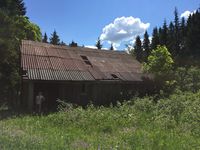 Det fraflytta bruket Djupdalen, som ligger på nordsida av elva. Foto: Robert Giori (2016).