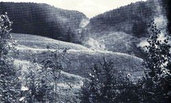 Motorvei E6 er her påbegynt med anleggsvei gjennom Djupdalen. Forrest ligger det fine skiområdet Gryta.