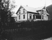 Dolstad prestegard omkring 1910. Fotograf: Johan Svendsen