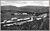 Dombaas jernbanestasjon. Oversiktsbilde, antagelig rundt 1920. Kilde: Origo - Norske jernbanestasjoner.