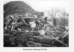 Dons Hansens hus fikk en fulltreffer og ble smadret, Huset lå rett ved siden av Sorenskriverboligen.