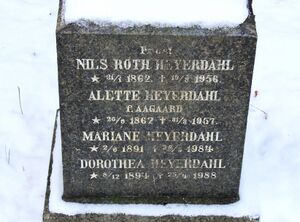 Doro Heyerdahl familiegrav Oslo.jpg