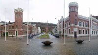 Brannvakten (til venstre), Bragernes kirke og rådhuset (til høyre) utgjør en arkitektonisk helhet. Foto: dokaspar.