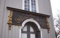 Over hovedinngangen fortelles det at Carlsen og frue har bekostet kirken Foto: Stig Rune Pedersen