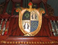 Kartusjformet skjold, kvadrert i blått og sølv med figurer i feltene, for Otto Friedrich Müller (død 1784), Drøbak kirke.