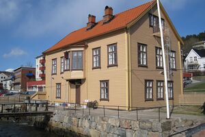 Drøbak tollbod og havnefyr.jpg