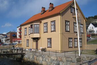 Drøbak tollbod og havnefyr.jpg