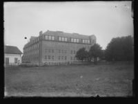 89. Drammen, Fjeldheim nye skole - no-nb digifoto 20160407 00244 NB NS NM 08779.jpg