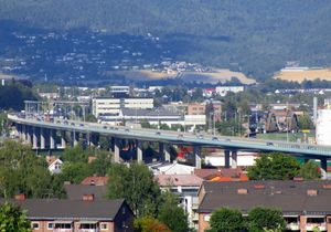 Drammensbrua på E18 motorveibrua Drammen 2015.jpg