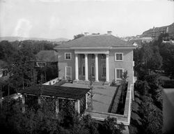 Drammensveien 88E, sett fra den singelbelagte bakhagen med prydbusker, vannspeil og pergola. Foto: Olaf Martin Peder Væring/Norsk Teknisk Museum