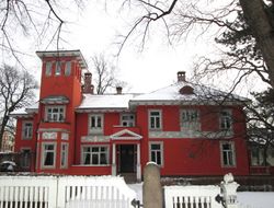 Drammensveien 99 i Oslo. «Aschehougvillaen», tidligere kjent som «Langeløkken». Villa fra 1875, ombygget og tilbygget for William Nygaard d.e. i 1903, ark. Berle, endret i 1910, ark. Henrik Bull. I 1941-43 var den hovedkvarter for Germanische Leitstelle in Norwegen. Foto: Stig Rune Pedersen (2013).