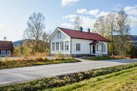 Tveit skule seks kilometer nord for Prestestranda brukes i dag som forsamlingshus. Foto: Leif-Harald Ruud (2019).