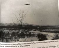 Fly av typen C-47 Dakota dropper forsyninger i fallskjermer av papir over Karasjok mai 1945. De svenske ambulanseflyene landet på elveisen til høyre.