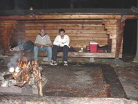 Rast - natt och vila i "gapahuk" ved Femunden. Foto Morgan Nilsson
