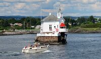 Dyna fyr er et kjent landemerke i Oslos havnemiljø. Fyret ligger mellom Bygdøy og Nakholmen i Indre Oslofjord, like utenfor Huk. Bildet er fra 2012. Foto: Svend Aage Madsen