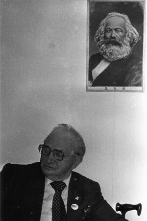 EINAR RAVNBØ OG KARL MARX 1983.JPG
