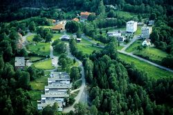 Del av sykehjemsområdet til Emma Hjorths Hjem. Foto: Karl Braanaas/AB-leksikon (1990).