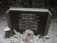 Gravminne, Edvin Kjell Thorson, helsetrøyens far, grunnlegger av Langedrag Naturpark. Foto: Stig Rune Pedersen