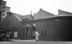 Utkjørselen til Pilestredet i nr. 33 fra lageret og ølkjelleren der, lenge etter flyttingen. Foto: Fritz Holland/Oslo Museum (1936).