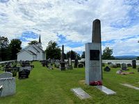 Motiv fra kirkegården ved Egge kirke. Til høyre i bildet ses gravminnene til  kvinnesaksforkjemperen Fredrikke Marie Qvam (1843-1938) og hennes mann, Venstre-politikeren [[Ole Anton Qvam[[ (1834-1904). Foto: Elin Olsen (2020)