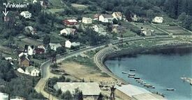 Eggebogen med Bogavegen, taubanen med huset «Vinkelen» og jernbanesporet til Bogakaia. Foto: Egge historielag (1960-åra).