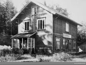 Eidsfoss stasjon på Tønsberg-Eidsfossbanen, åpnet i 1901, lagt ned i 1938. Foto: Norsk Jernbanemuseum (1961).