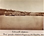 Fil:Eidsvold station. Den gamle stationsbygning før branden 1877. Jernbanemuseet