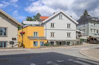 Variert bebyggelse i Sundet. Foto: Leif-Harald Ruud (2025).