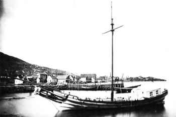 Eidsvollsbaaten paa Puddefjorden.jpg