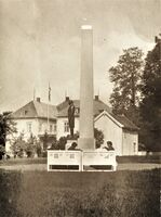 129. Eidsvollsbygningen med Ankerstøtten - no-nb digifoto 20150904 00197 bldsa PK23005.jpg