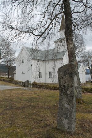 Eiken kyrkje gravhaug med bauta.JPG