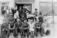 74. Eikertun gamlehjem ved Hokksund, beboere (oeb-190395).jpg