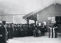 Eilert Støren taler under åpningen av Thamshavnbanens nye strekning mellom Svorkmo og Løkken, 15. august 1910. Fotograf ukjent.