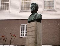 Utenfor Husan står en byste av bysbarnet Eilert Sundt. Foto: Stig Rune Pedersen