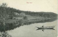 Postkort med motiv fra Einavatnet. Mann i robåt. Foto: Randsfjordmuseet