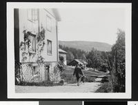 57. Einar Bjørnson gående på veien ved Aulestad - no-nb digifoto 20160715 00072 bldsa BB0489.jpg