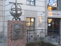 Relieff av biskop Eivind Berggrav på en minnestøtte foran Kirkens Hus i Oslo.  Foto: Stig Rune Pedersen