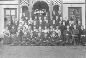 Elevene ved Buskerud Folkehøgskole i 1911 (oeb-179456).jpg
