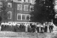 Elevene i 1915 samlet på baksiden av skolen.