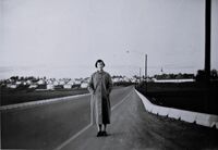 Elida Andreassen, Midtstranda, 1959. Vang kirke. Åker gård. Foto: Annar Westlie