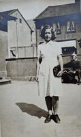 Elida Andreassen (23 år) - Østre Torg, Hamar 1948. Postkortfoto