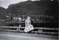 Elida Andreassen - Sundvollen 1956. På veg til Sandvika - A-Ford. Foto: Annar Westlie