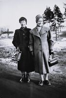 Elida Westlie, Else Wiger oktober 1959. Sanderud sykehus i bakgrunnen. Foto: Annar Westlie