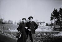 Elida og Annar Westlie oktober 1959. Nettopp giftet seg på Hamar. Sanderud sykehus i bakgrunnen. Foto: Else Wiger