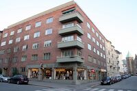 Nr. 35: Bygård to butikklokaler og 21 leiligheter (1935). Foto: Kjetil Ree (2009).