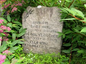 Ella Hval gravminne.JPG